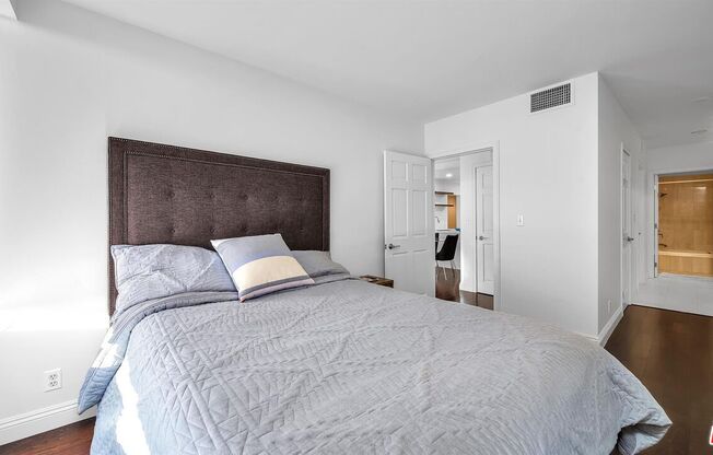 1 bed, 1.5 baths, 962 sqft, $5,000, Unit 809