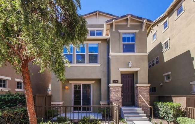 1819 LAVENDER LN