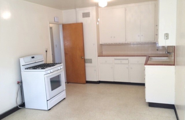 2 beds, 1 bath, 900 sqft, $2,495, Unit 4