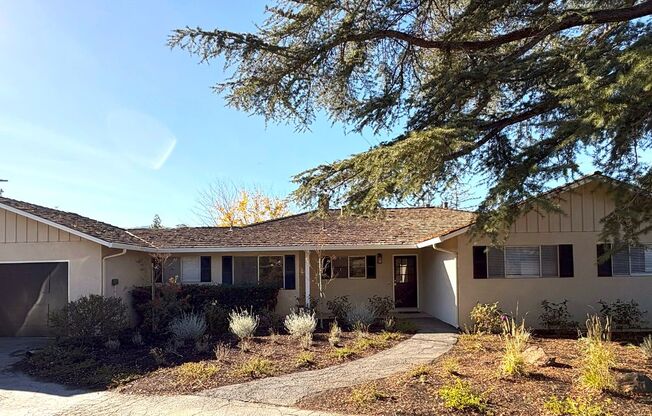 Charming Single-Family Home with Stunning Views in Los Altos Hills