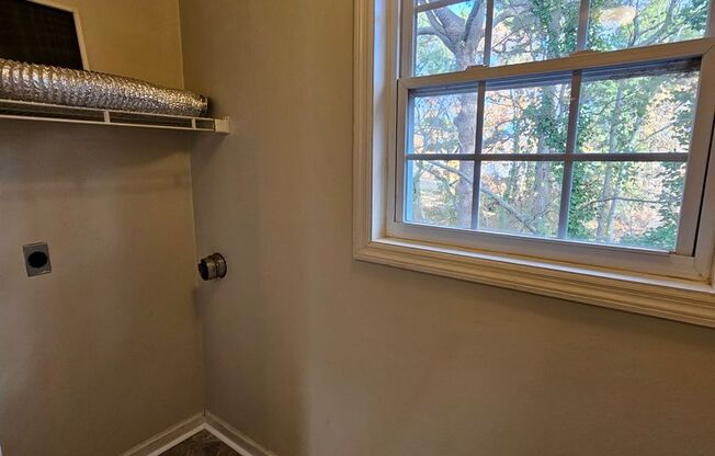 2 beds, 1 bath, 1,100 sqft, $1,300, Unit #B