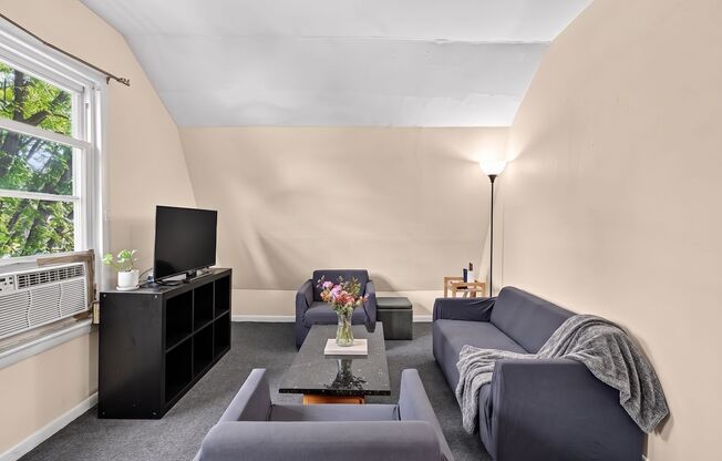 3 beds, 1 bath, 1,500 sqft, $3,100, Unit 3S