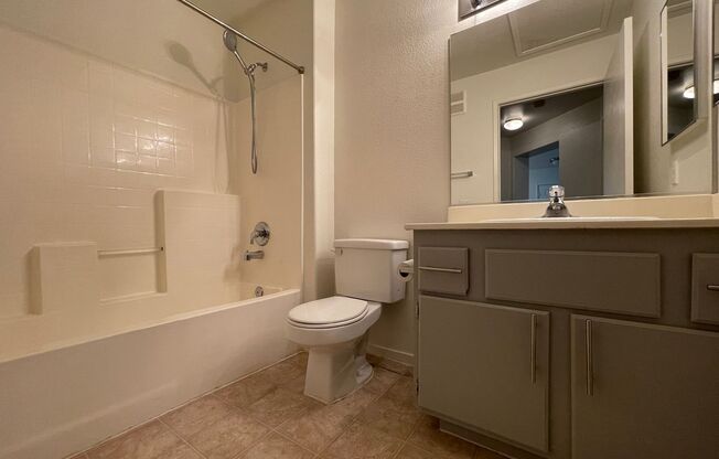 2 BED 2 BATH CONDO IN GATED COMMUNITY!