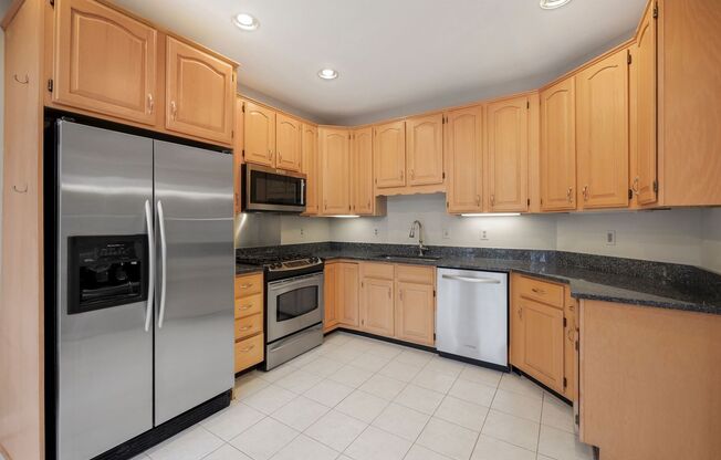 3 Bedroom 3.5 Bathroom Townhouse// Vienna// Parking for 4 cars + Finished Basement