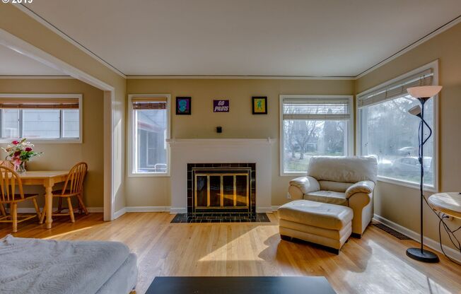 Spacious North Portland 6 Bedroom Home with Finished Basement, Modern Kitchen & Detached Garage