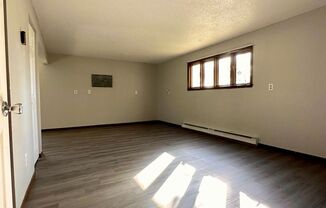 2 beds, 1 bath, $695, Unit Leonard