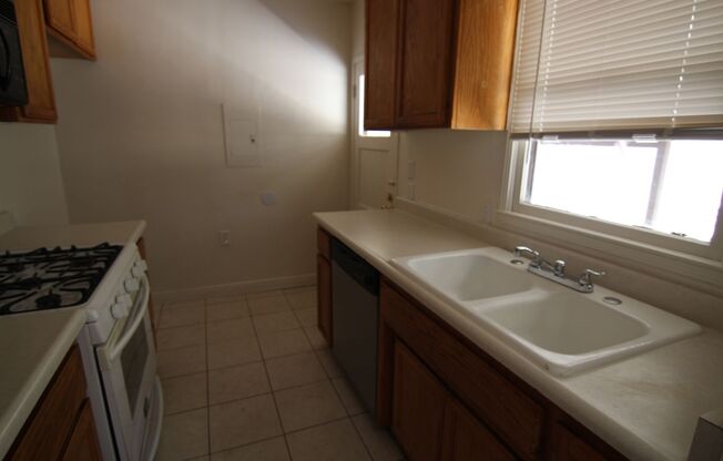 2 beds, 1 bath, $2,300, Unit A