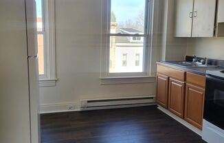 2 beds, 1 bath, $795, Unit 540 W. MARKET ST. #3