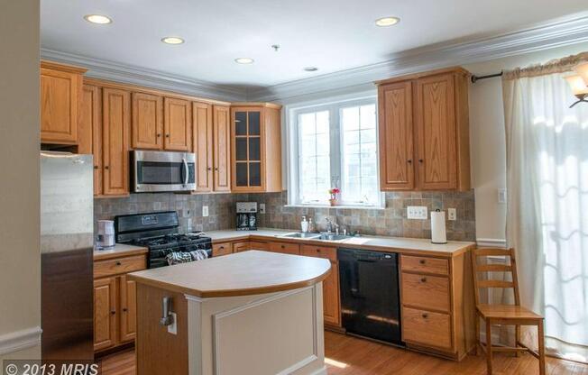 Beautiful 3 BR, 2 FB+2HB townhouse in King Farm area. 2 car garage