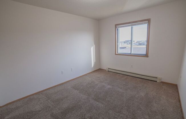 3 beds, 1 bath, 1,070 sqft, $965, Unit 1414-201
