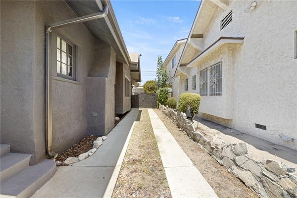 1583 W 48 ST