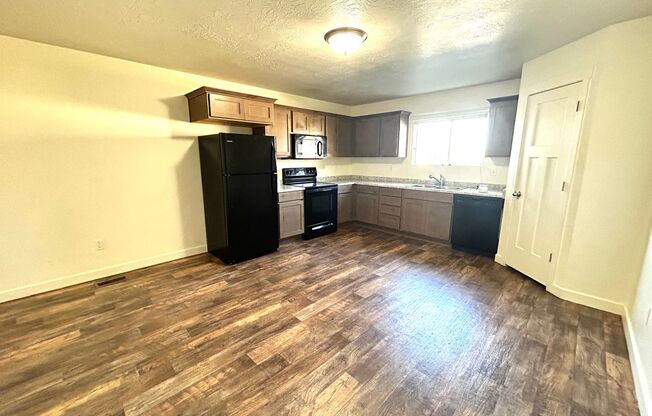 3 beds, 2 baths, $1,800, Unit Unit 67