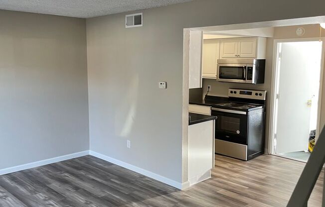 3 beds, 1 bath, 925 sqft, $2,100, Unit H-30 3/1