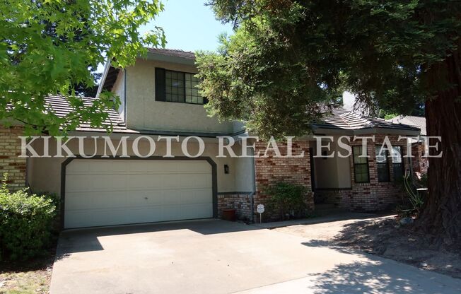 3 Bedrooms, 2 1/2 Baths Half-plex in the Pocket area