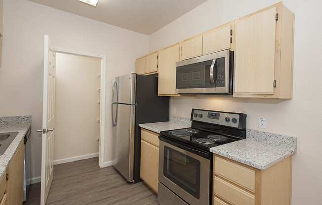 Stoneridge Upgraded Vacant Kitchen & Pantry