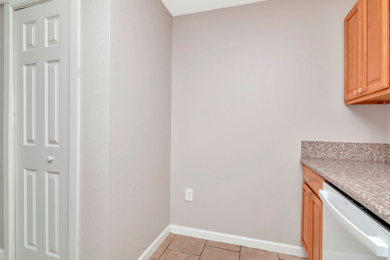 Ground Floor - Corner/End Unit - Upgraded 2/2 for Lease in Brandon, FL.