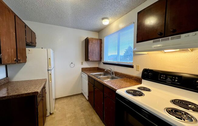 2 beds, 1 bath, 758 sqft, $1,200, Unit C