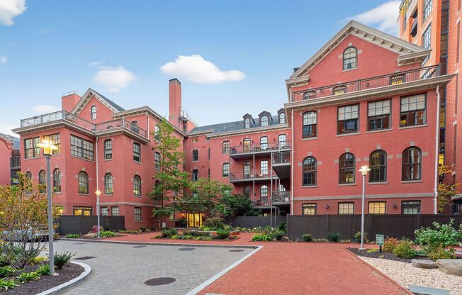 Available Now! High End 2 Bed 2 Bath in Luxury Building with Pool, Gym, Parking