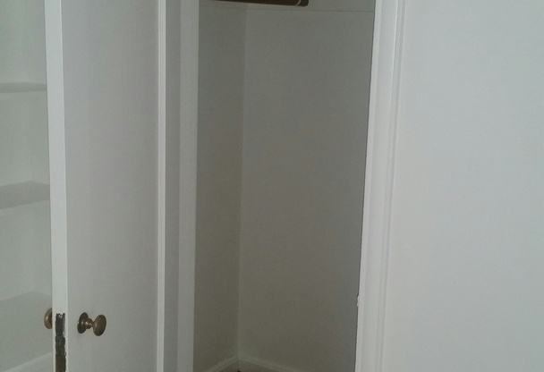 2 beds, 1 bath, 901 sqft, $1,990, Unit 15