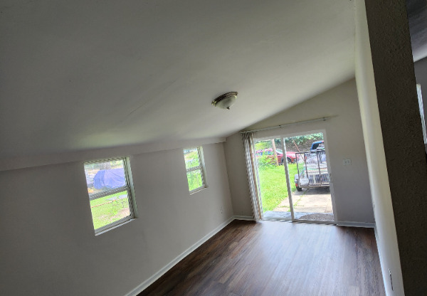 911 W RUSSELL CT