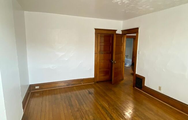 2 beds, 1 bath, $1,450, Unit 1015 W. 14th Ave. - B