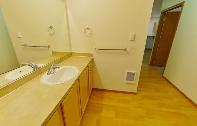 2 beds, 1 bath, $1,700, Unit 103
