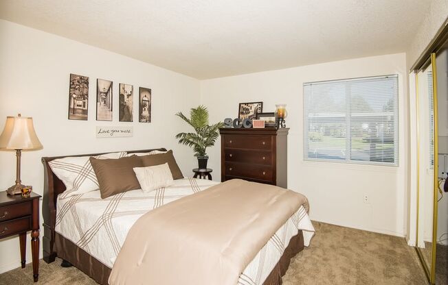 Sir Charles Court Model Master Bedroom & Mirrored Closet