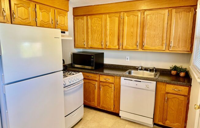 2 beds, 1 bath, 635 sqft, $1,850, Unit 102 Shawomet 04