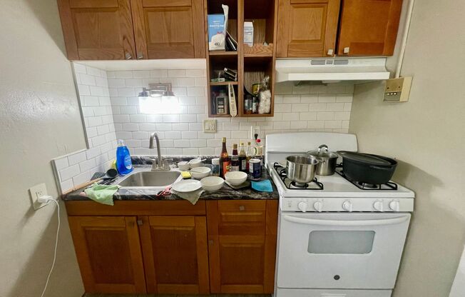 Studio, 1 bath, $725, Unit 11