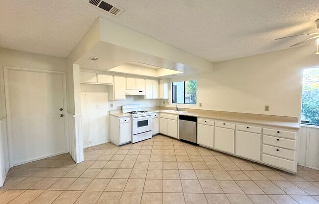 AVAILABLE NOW!!! 3 Bedroom 2 Bathroom Home in Rancho Mirage Resort