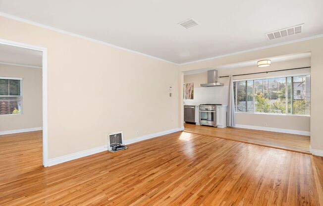 Charming 1 Bed / 1 Bath Detached Unit in Prime West Hollywood – Garage, AC, In-Unit Laundry!