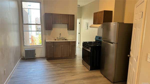 2 beds, 1 bath, $2,600, Unit 2L