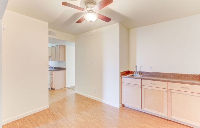 2 beds, 2 baths, 940 sqft, $1,575, Unit 47