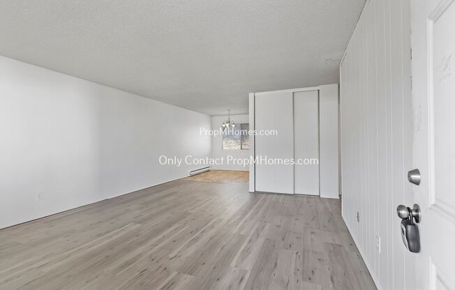 2 beds, 1 bath, $1,399, Unit 5504 SE Center Street  Unit D