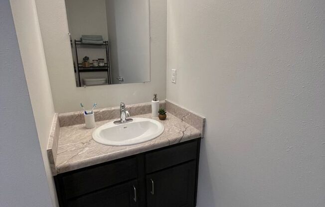 3 beds, 1 bath, 1,008 sqft, $995, Unit 811 Lilly Ct.