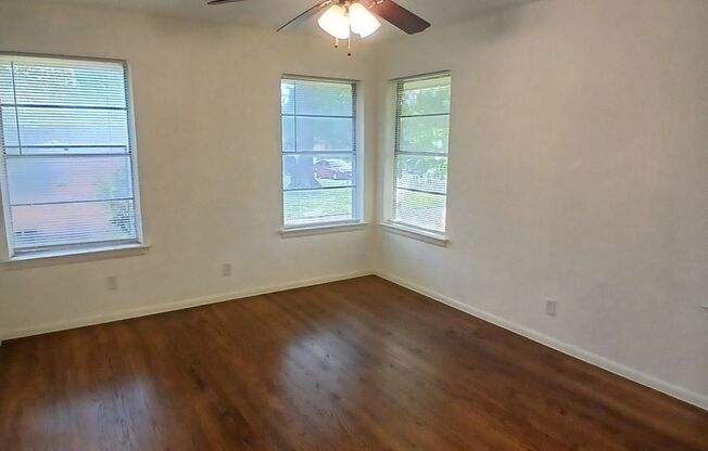 3 Bedrooms 2 Bathrooms 1 Car Garage Near 35 E & Loop 12
