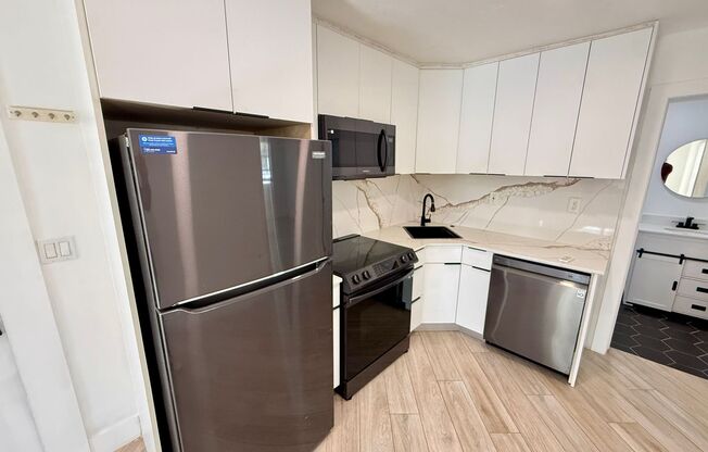 Spacious and Remodeled 2 bed 1 bath with parking!!!