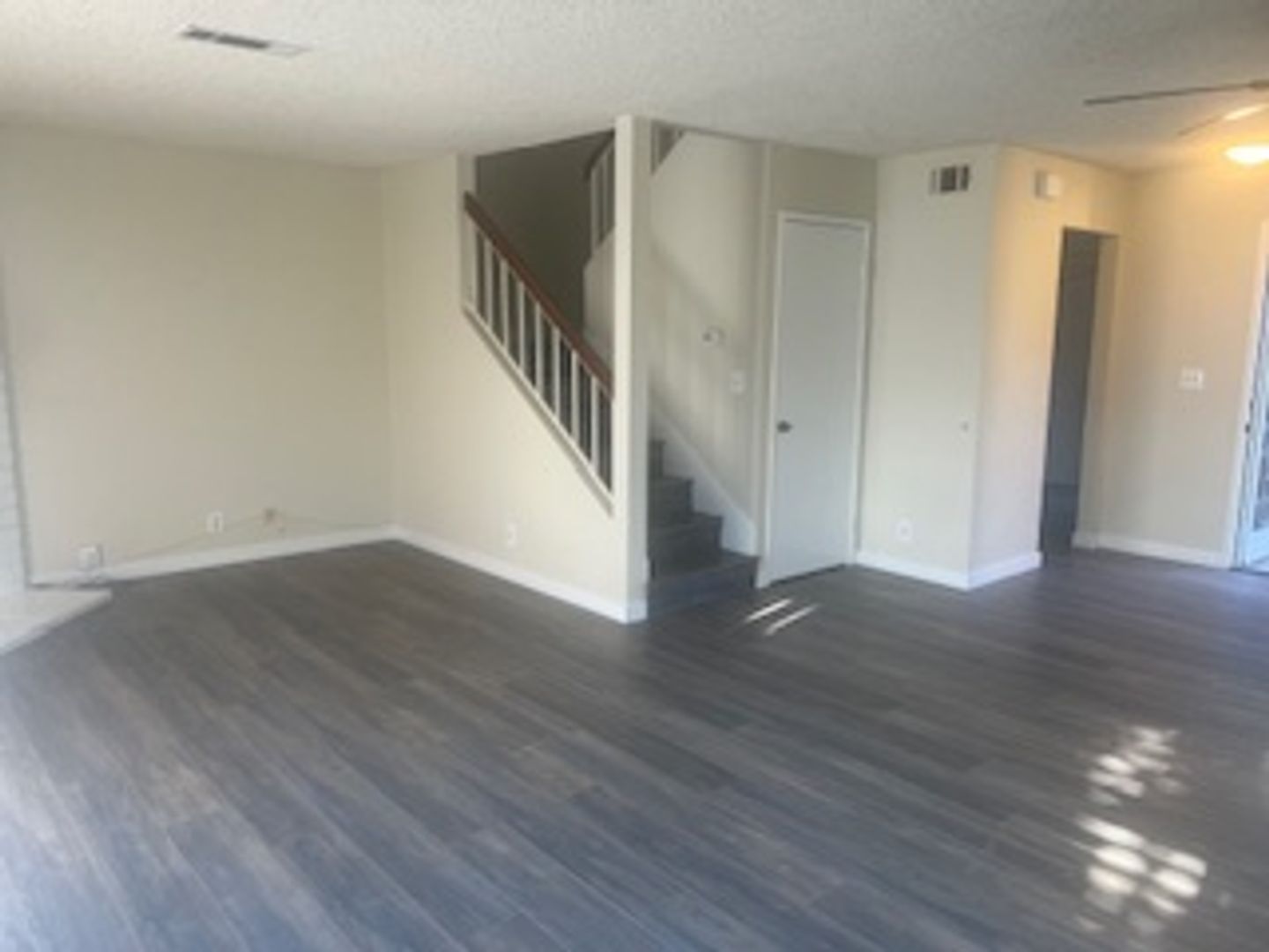Beautiful 3 Bedroom 2 1/2 Bathroom Simi Valley Home For Lease! Ready for Move-In!