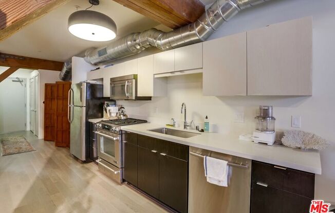 1 bed, 1 bath, 1,060 sqft, $3,350, Unit 310