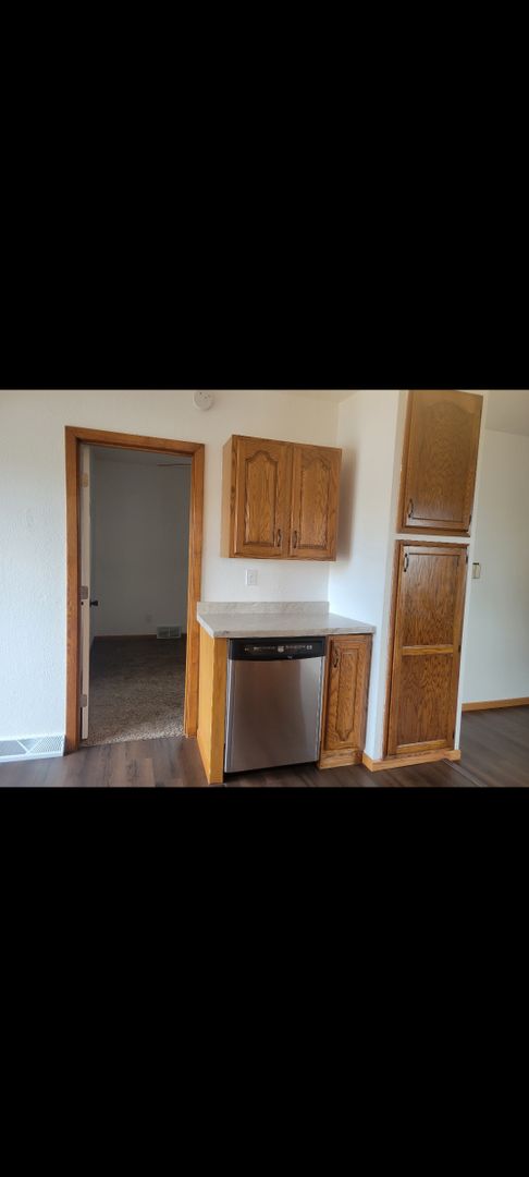 2 beds, 1 bath, $1,100