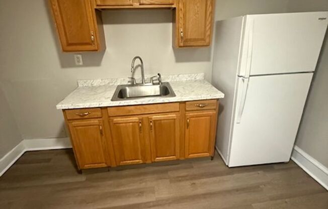 Studio, 1 bath, $1,100, Unit 16 Mattoon St Unit 6