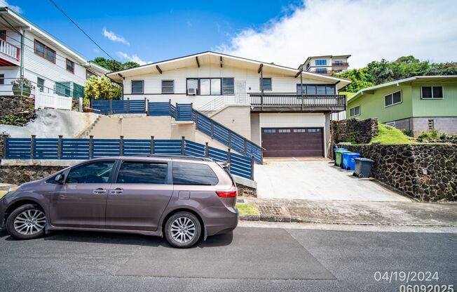 MOANALUA GARDENS 3BR/2BA/1 Assigned parking, plenty of street parking.