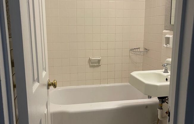 2 beds, 1 bath, 820 sqft, $1,300, Unit 08E