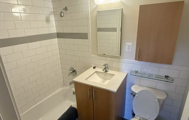 1 bed, 1 bath, 600 sqft, $2,923, Unit 0121