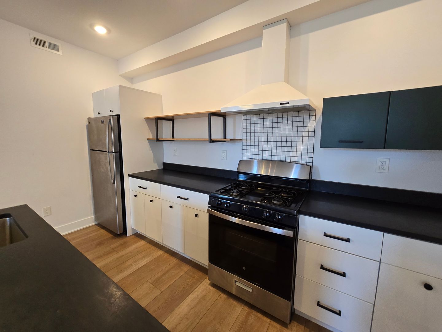 Modern Large 1 BED 1.5 BATH in Port Richmond!