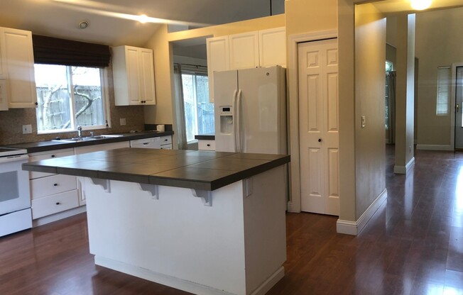 In town Poulsbo neighborhood...walk to all the schools! 6 to 10 month lease term