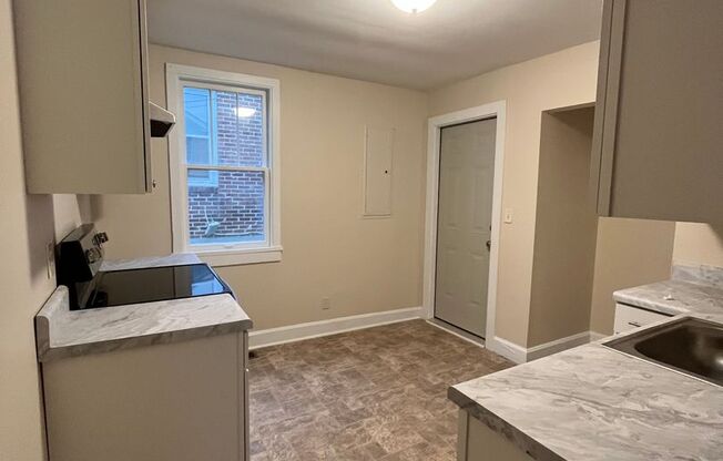 Cozy Cottage in West Nashville, Walk to Charlotte Park, Easy Interstate Access, Fenced Yard, Pet Friendly