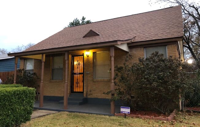 AVAILABLE NOW 2 BEDROOM 1 BATH IN SOUTH FORT WORTH