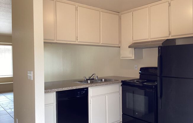 2 beds, 1.5 baths, $1,295, Unit 171