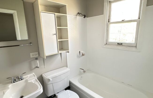 1 bedroom located in the heart of Lakewood! Enjoy your 1st month free!